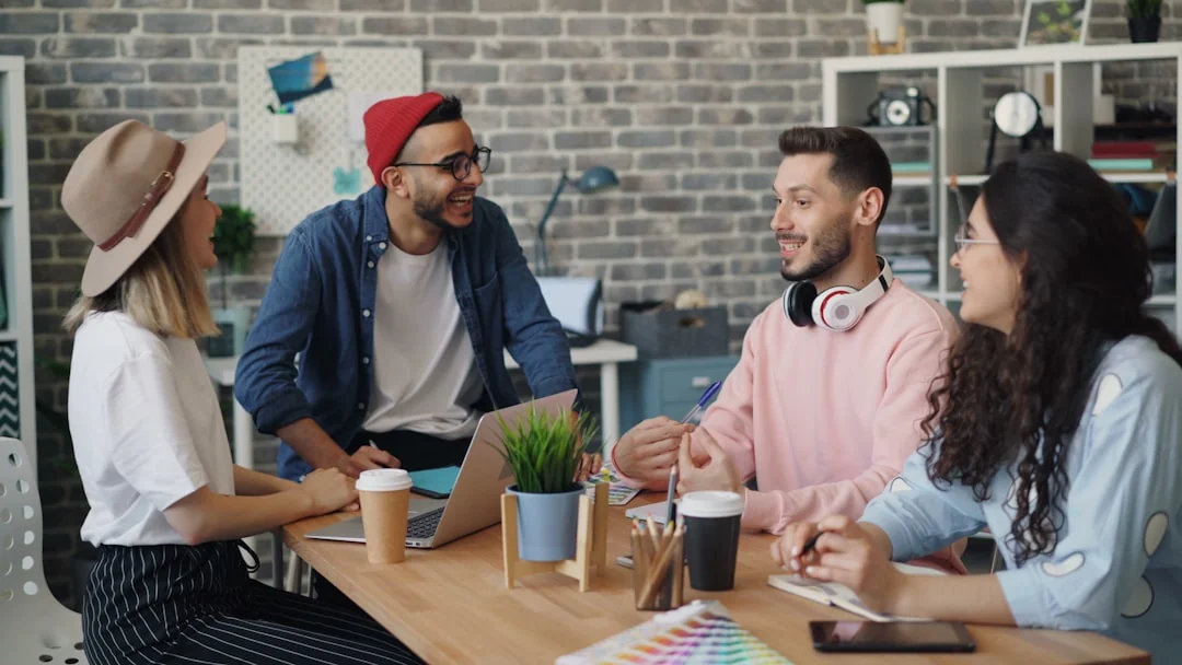 Deux mains échangeant autour d’une stratégie marketing, avec des graphiques, dans un bureau.