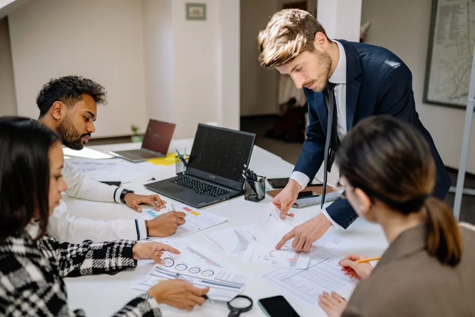 about-01 Gros plan sur un document de stratégie marketing posé sur un bureau, parfait pour du contenu professionnel.